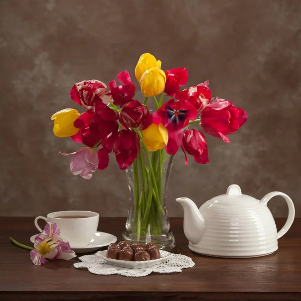 Hermosos Tulipanes Dulces Taza Con Servido Mesa — Foto de Stock