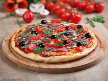 Jambon ve domates eski panosunda lezzetli pizza.