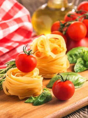 makarna, domates ve fesleğen. İtalyan mutfağı maddeler