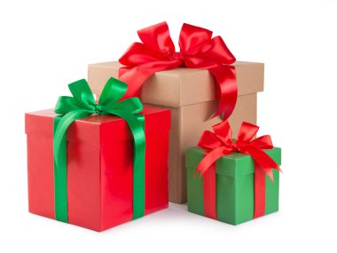 yeşil ve kırmızı hediye kutusu izole bir şerit yay ile