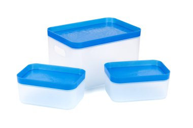 Beyaz arka plan üzerinde izole plastik kutu paket