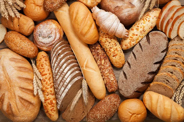 Frisches Duftendes Brot Auf Dem Tisch Ansicht Von Oben — Stockfoto