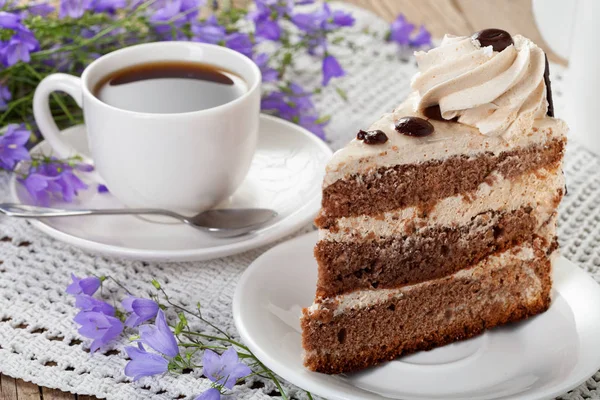 Tee Kuchen Wildblumenglocken Auf Dem Alten Tisch — Stockfoto