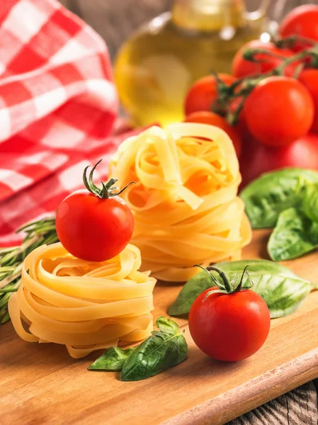 Nudeln Kirschtomaten Und Basilikum Zutaten Der Italienischen Küche — Stockfoto