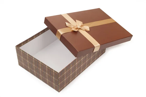 Коричневая коробка с подарками, лук, лента изолированы — стоковое фото