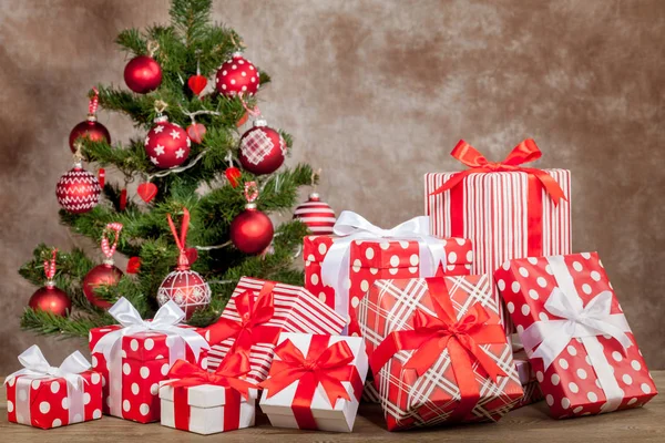 Рождественская подарочная коробка и елка . — стоковое фото