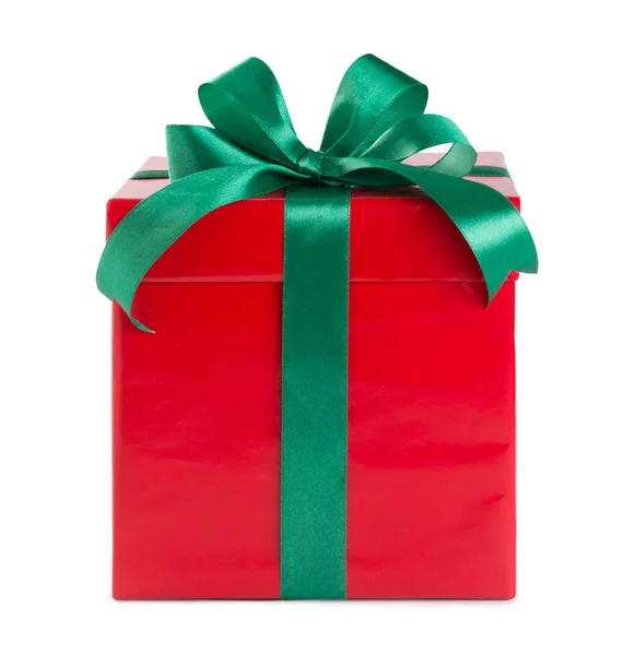 Червона подарункова коробка з зеленою стрічкою і бантом ізольована — стокове фото