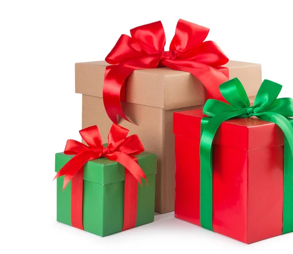 Зелена і червона подарункова коробка зі стрічковим бантом ізольовані — стокове фото