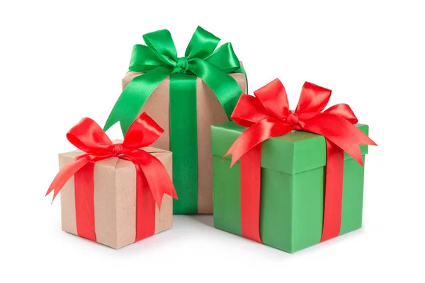 Caja de regalo verde y rojo con un lazo de cinta aislado . — Foto de Stock