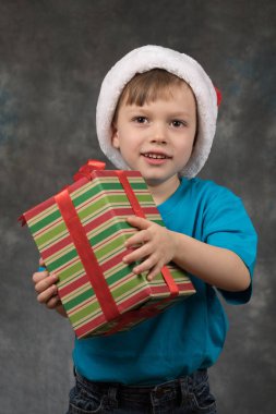 Noel Baba şapkalı bir hediye ile çocuk