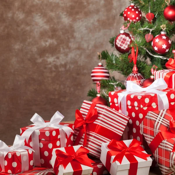 Albero di Natale con regali su sfondo marrone . — Foto Stock