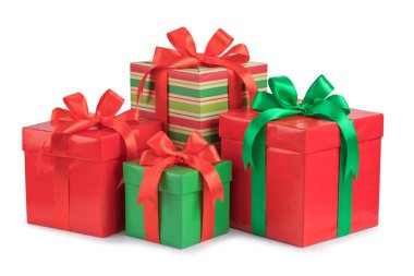 Yeşil ve kırmızı hediye kutusu. Kurdeleli ve yay izole edilmiş..