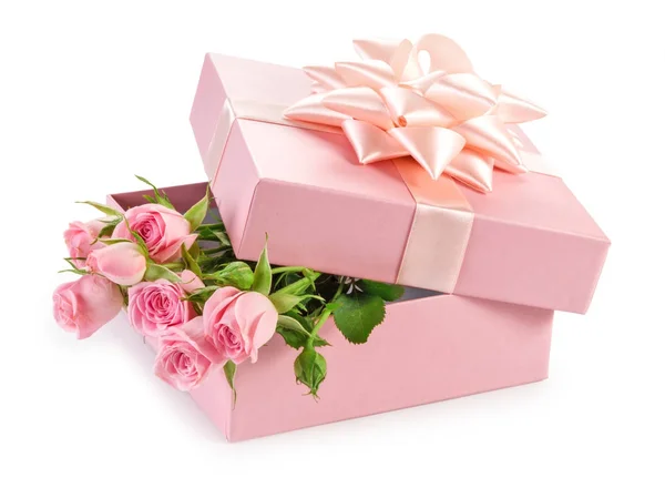 白い背景の上のギフト ボックスとピンクのバラ — ストック写真