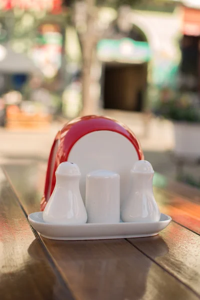 İçin arka plan bulanık ile sokak kafede baharat setleri