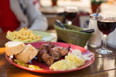 Öğle yemeğinde kafe, patates kızartması ve bardak şarap kebabı