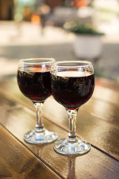 gözlük şarap ve bulanık bir arka plan ile açık bir kafede kahve
