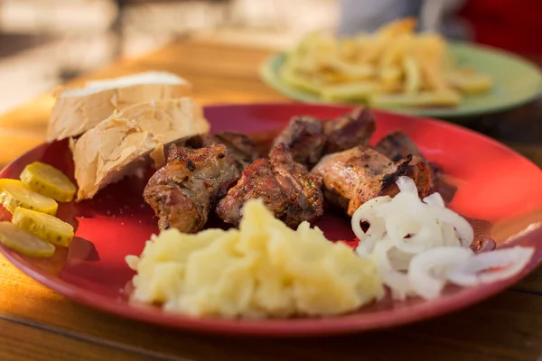 Öğle yemeğinde kafe, patates kızartması ve bardak şarap kebabı