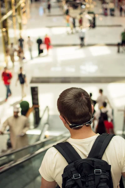 bir alışveriş arka plan bulanık ile genç bir adam