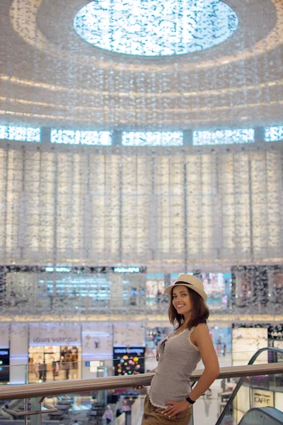 bir alışveriş merkezinde şapkalı genç kız