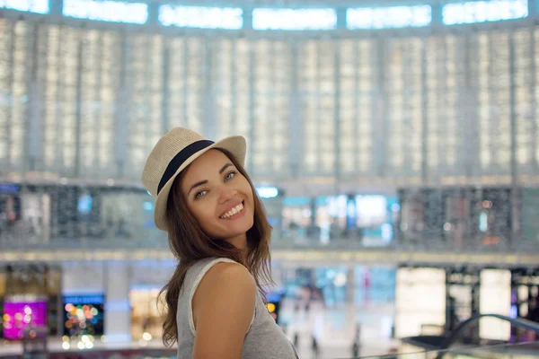 bir alışveriş merkezinde şapkalı genç kız