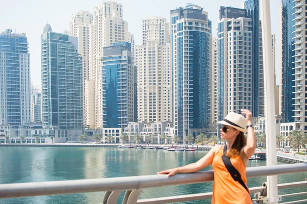 Jovem no Dubai, Dubai Marina Bay — Fotografia de Stock