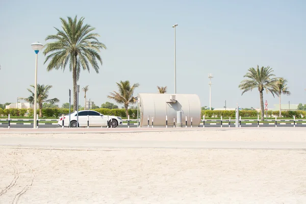 Cityscape Dubai, yolu, Dubai, 09/2016 boyunca otobüs durağı, — Stok fotoğraf