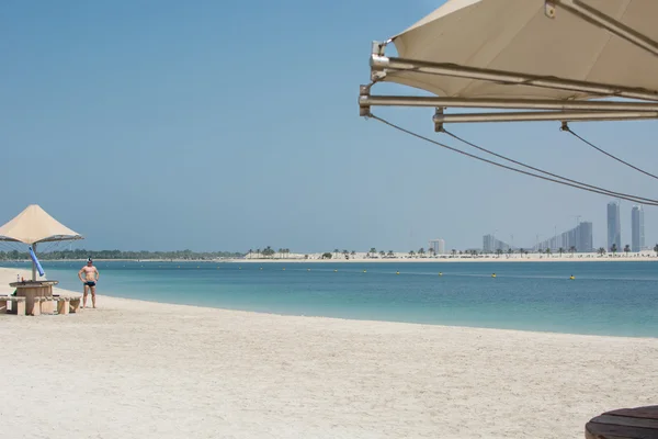Dubai-strand en een grote parasol — Stockfoto