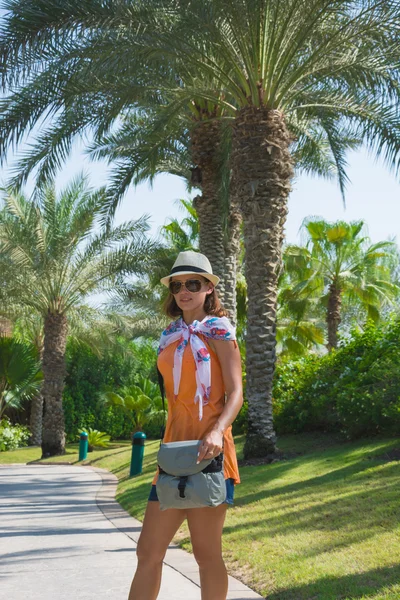 Avuç sokakta genç ince kız