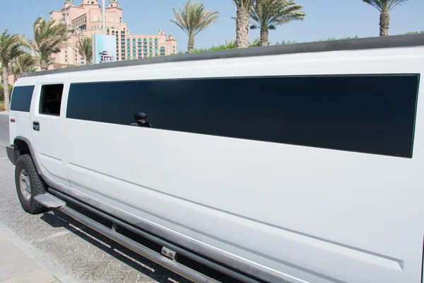 beyaz araba ve cam, Dubai, 09/2016 yansıması genç bir adam