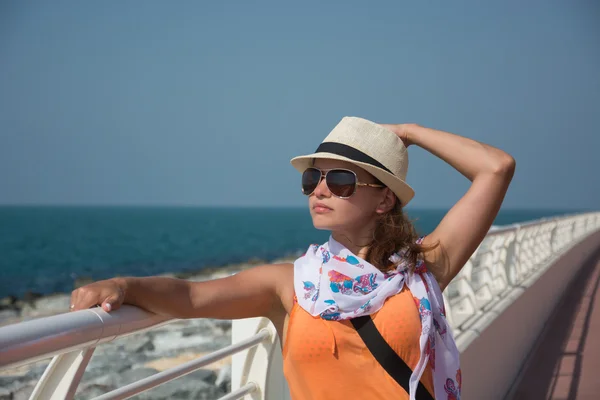 Tarih sahil Palm Jumeirah Dubai şapkalı genç kız