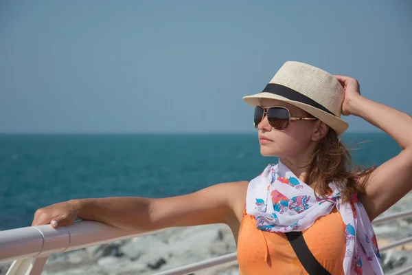 Tarih sahil Palm Jumeirah Dubai şapkalı genç kız