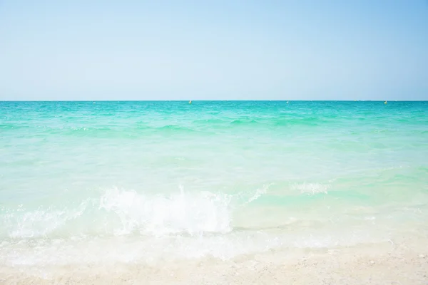 beyaz plaj turkuaz su ile