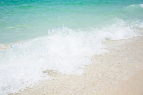 beyaz plaj turkuaz su ile