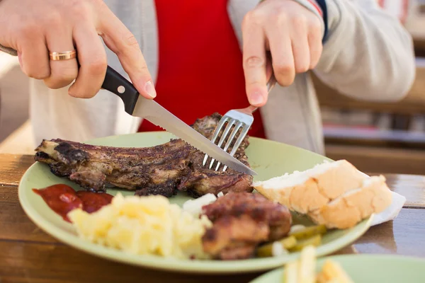 A kávézóban, burgonyapürével, kisöreg keze marha steak ebéd Stock Kép