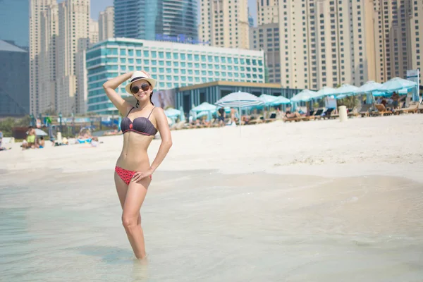 Young girl on the beach in Dubai, Dubai Marina Bay — Stock Photo, Image