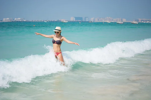 Fiatal lány a strandon, Dubai, Dubai Marina Bay Jogdíjmentes Stock Képek