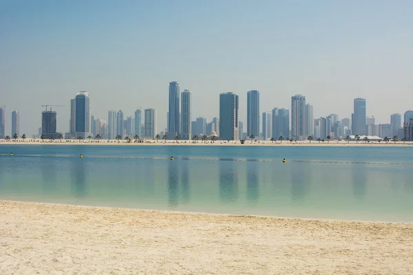 Dubai Beach Al Mamzar Sharjah városára néző Stock Kép