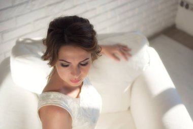 Beyaz elbise ve parlak oda siyah saçlı güzel kız