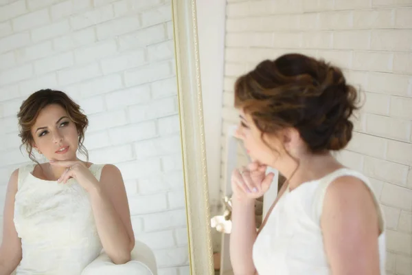 Beyaz elbise ve parlak oda siyah saçlı güzel kız