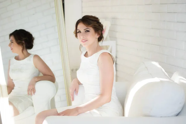 Beyaz elbise ve parlak oda siyah saçlı güzel kız