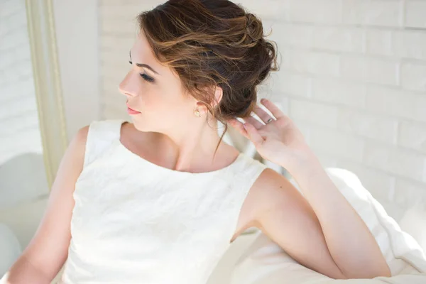 Beyaz elbise ve parlak oda siyah saçlı güzel kız