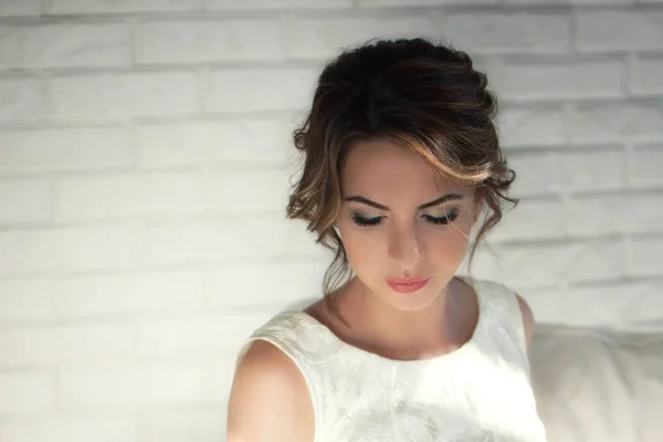 Beyaz elbise ve parlak oda siyah saçlı güzel kız