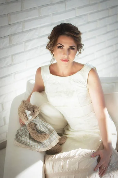 Beyaz elbise ve parlak oda siyah saçlı güzel kız