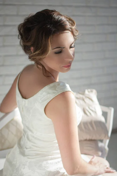 Beyaz elbise ve parlak oda siyah saçlı güzel kız