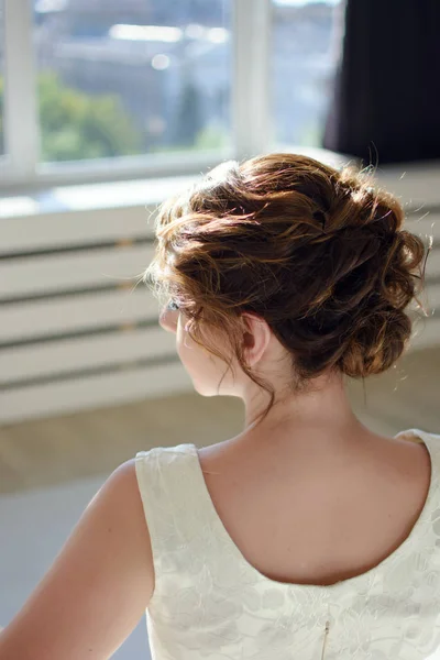 Beyaz elbise ve parlak oda siyah saçlı güzel kız