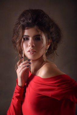 genç ve ince kız modeli koyu saçlı ve kırmızı Abiye