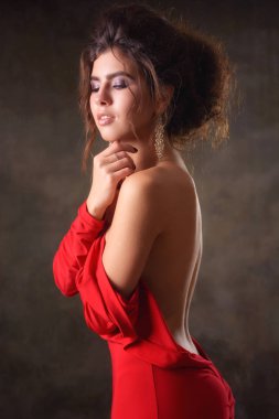 genç ve ince kız modeli koyu saçlı ve kırmızı Abiye