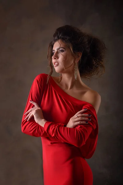 genç ve ince kız modeli koyu saçlı ve kırmızı Abiye