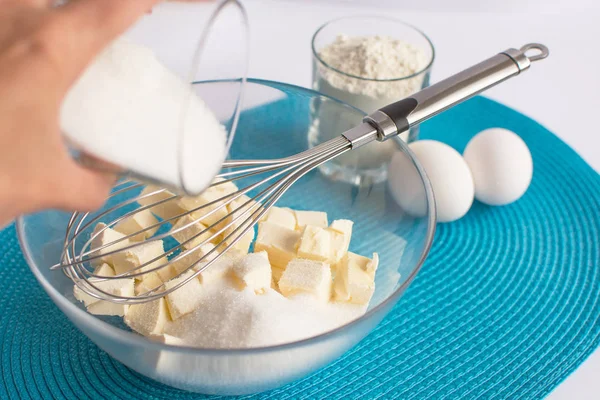 şeker kek mavi peçete ve el yemek pişirmek için ürün kümesi atar