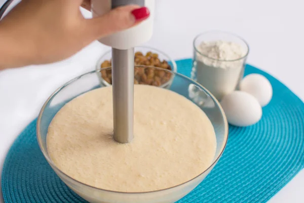 Glass bowl with dough and whisk in a female hand, set of product — Stock Photo, Image